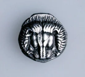 Tetradrachme von Samos, Ionia, mit dem Abbild einer Löwenskalpierung, ca. 390 v. Chr. (Vorderseite)